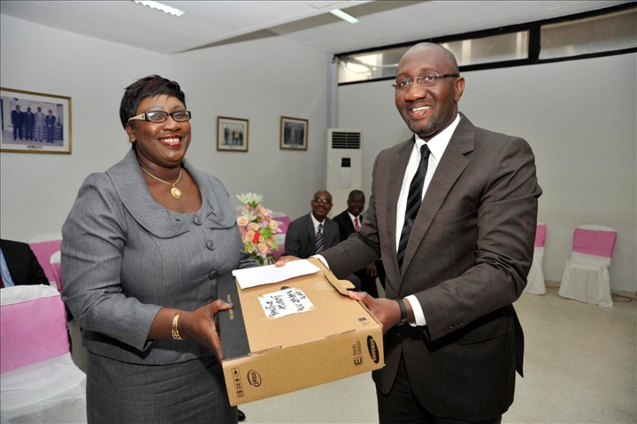 L’APBEF-CI fait don de matériel informatique à la justice et la police